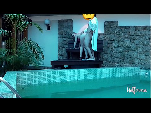 ❤️ Chefen bjuder in tjänsteflickan till poolen, men kunde inte motstå en het Porno vk at us ❤