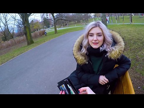 ❤️ Sväljer en främlings het sperma för pengar - avsugning i parken av Eva Elfie Porno vk at us ❤